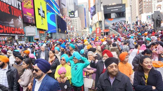 Sikh group Creates World Record by Tying Thousands of Turbans in US Sikh group Creates World Record by Tying Thousands of Turbans in US