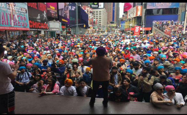 Sikh group Creates World Record by Tying Thousands of Turbans in US Sikh group Creates World Record by Tying Thousands of Turbans in US