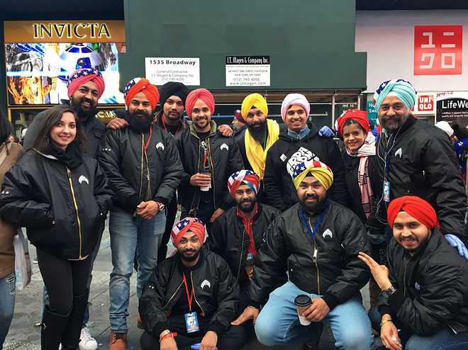 Sikh group Creates World Record by Tying Thousands of Turbans in US Sikh group Creates World Record by Tying Thousands of Turbans in US