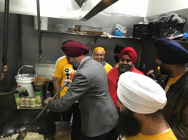 Sikhs in New Jersey Feed Thousands Because it’s The Sikh Thing to Do Sikhs in New Jersey Feed Thousands Because it’s The Sikh Thing to Do