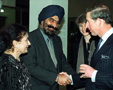 Dr. Narinder S. Kapany and his wife, Satinder meet HRH Prince Charles at the opening of The Arts of the Sikh Kingdoms in London.